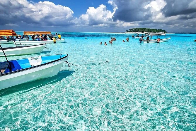 Tourists snorkeling at Mnemba Atoll, Zanzibar