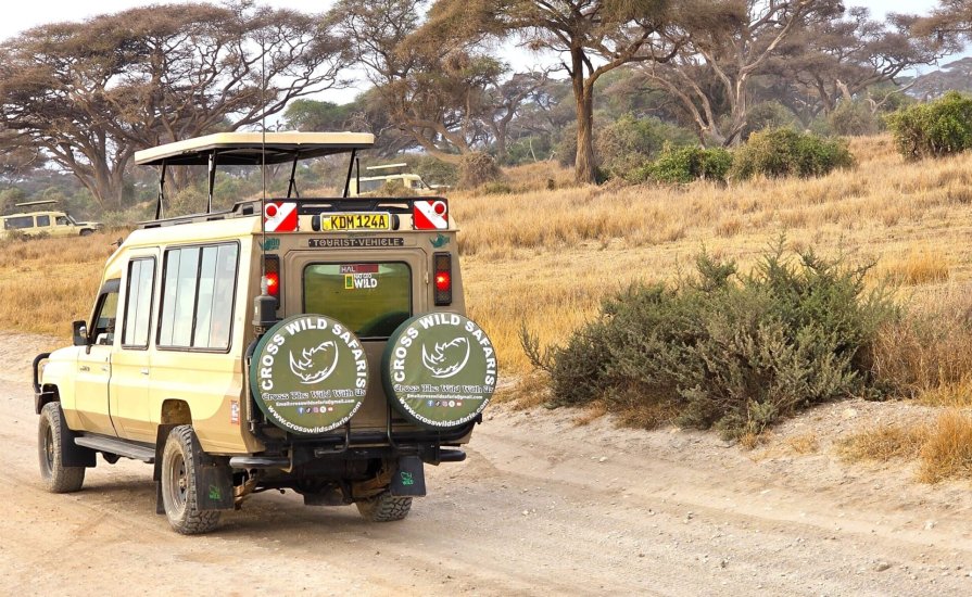 safari 4x4 land cruiser in Amboseli National park