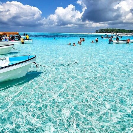 Tourists snorkeling at Mnemba Atoll, Zanzibar