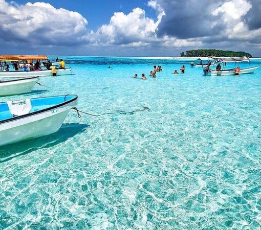 Tourists snorkeling at Mnemba Atoll, Zanzibar