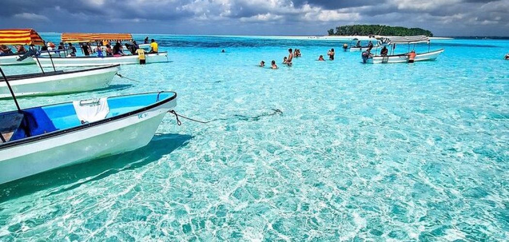 Tourists snorkeling at Mnemba Atoll, Zanzibar